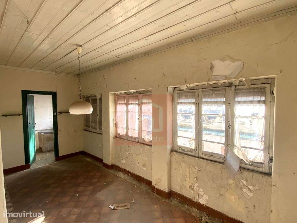 Prédio de 2 pisos para recuperar com logradouro no centro do Montijo-4
