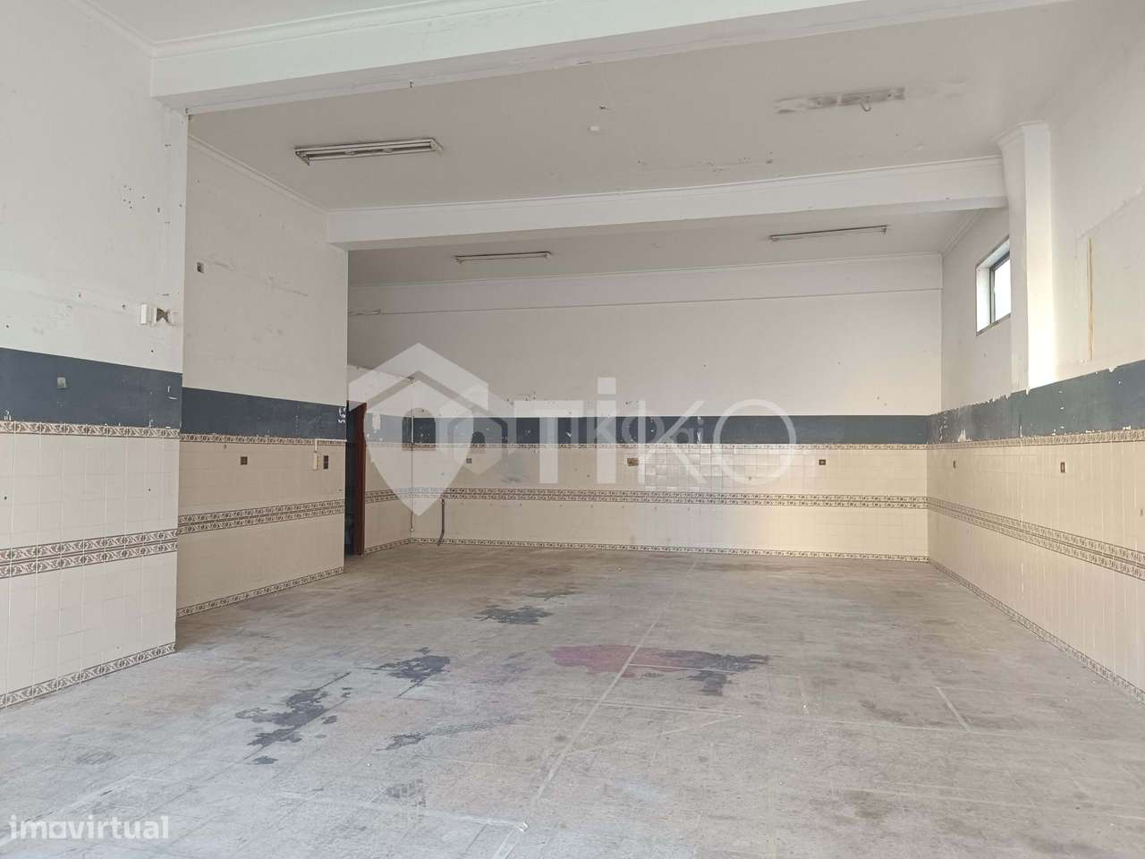 Loja com 2 janelas, ampla porta e montra frontal — Reboleira - Grande imagem: 3/22