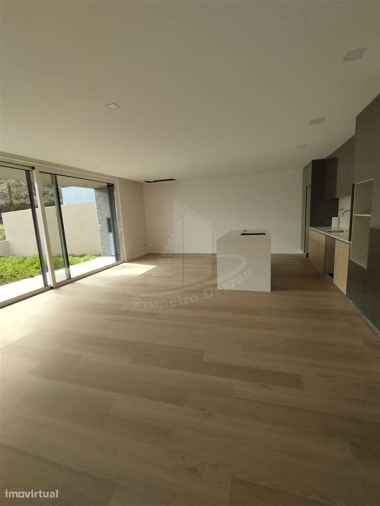 Moradia de 2 pisos com vistas fabulosas-13