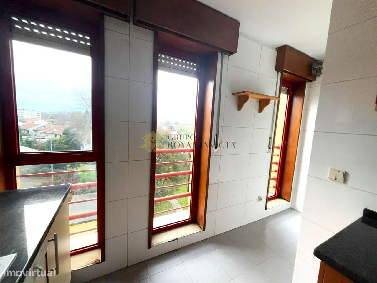 Apartamento T3  com Box Fechada e Varanda junto ao metro -  Senhora da-4