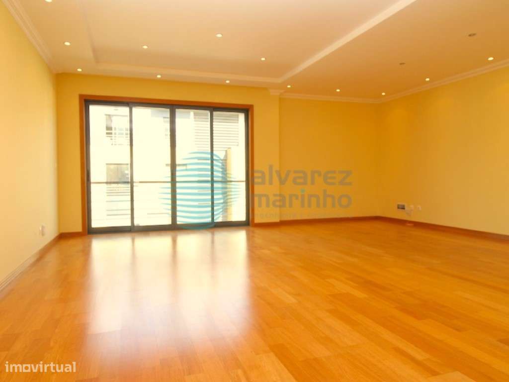 Apartamento T4, com 3 lugares de estacionamento, Parque das Nações-3