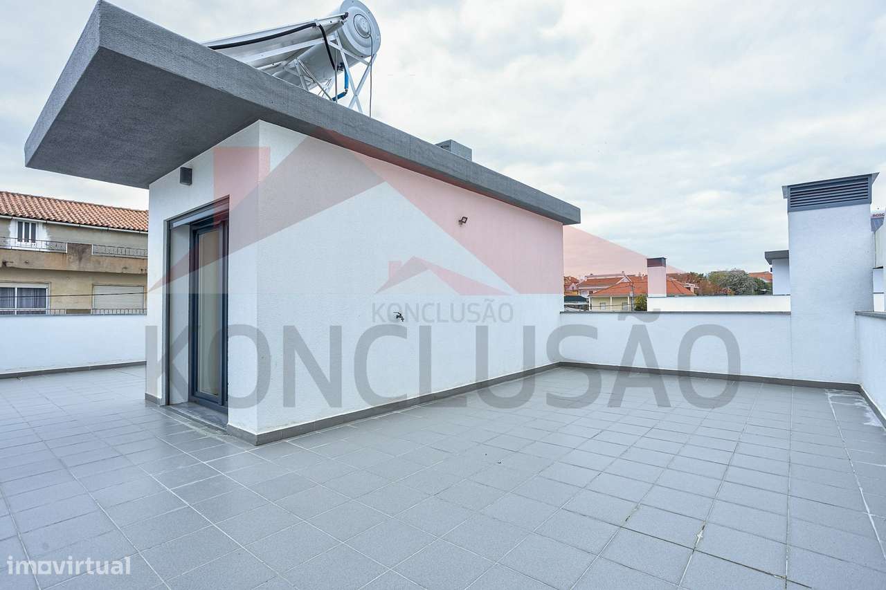 Moradia T4 de arquitetura moderna, estado de nova.-35
