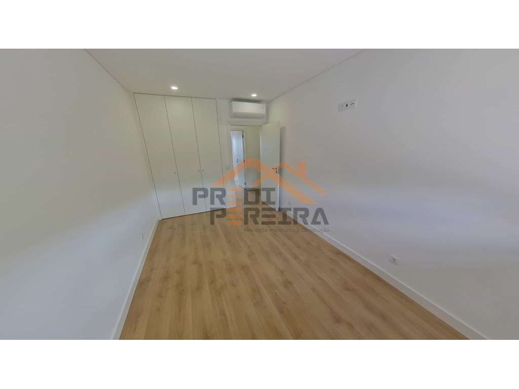 Apartamento T3, localizado em Santo António dos Cavaleiros.-15