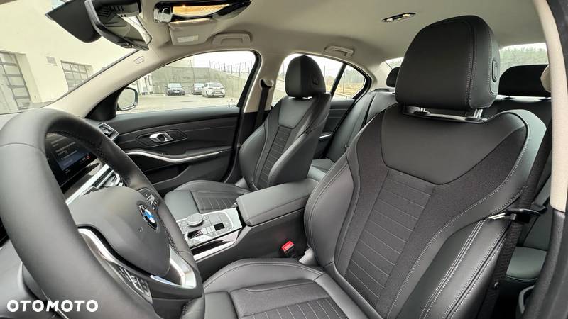 BMW Seria 3 320i - 13