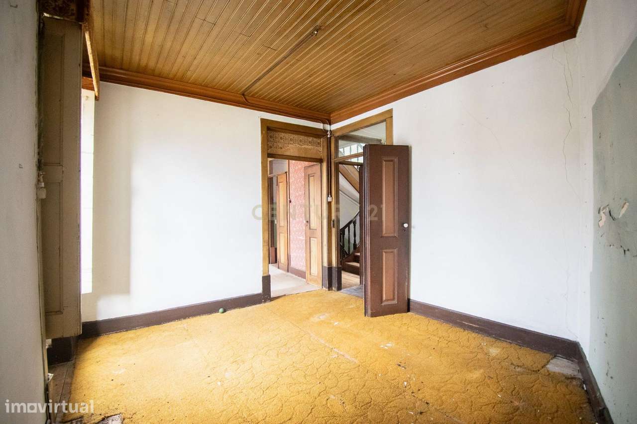 Prédio na emblemática Rua do Quebra Costas, no centro histórico de Coi-30