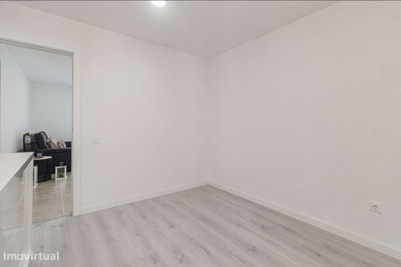 Apartamento T2 + 1 totalmente remodelado, Corroios prédio com elevador-17