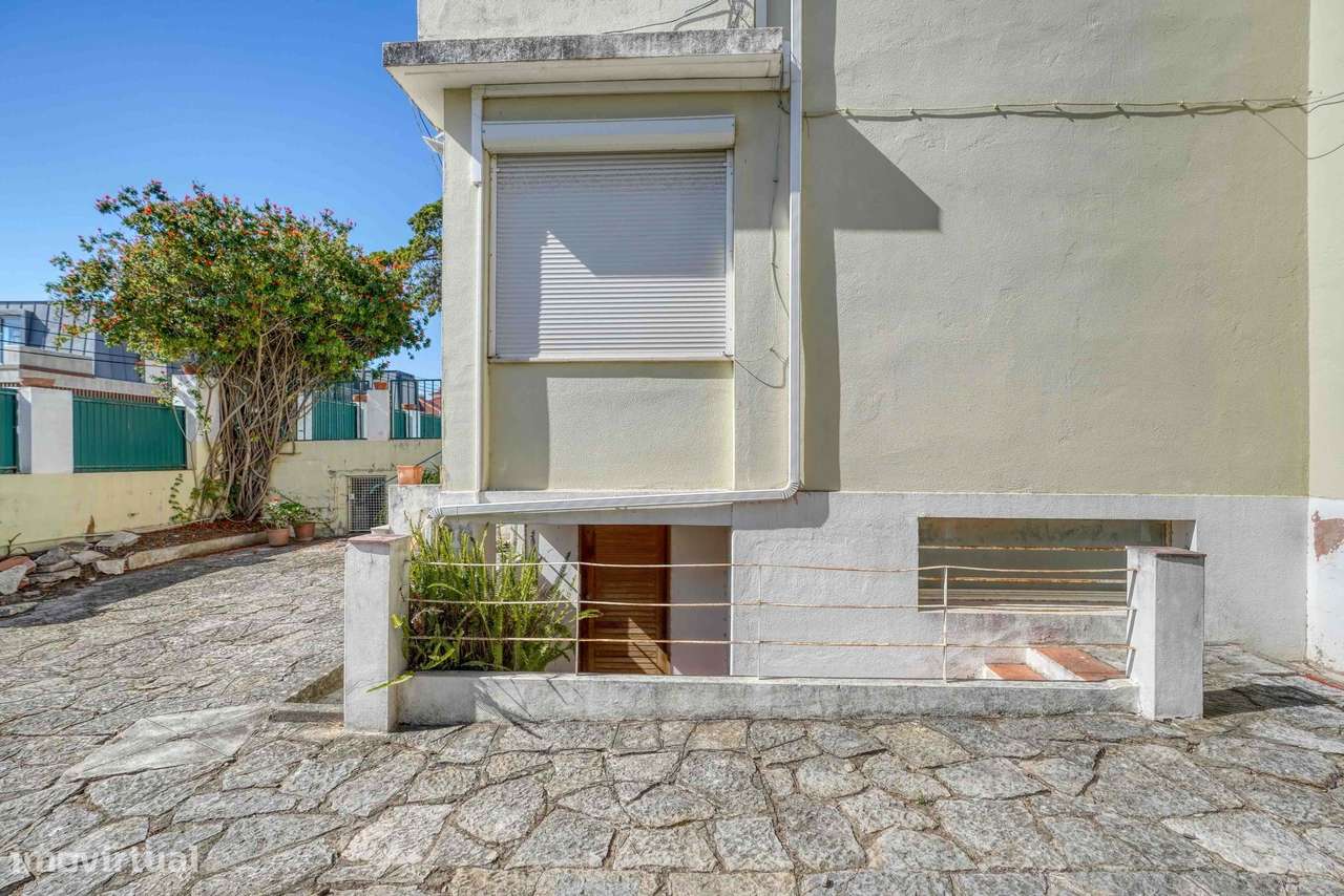 Moradia para recuperar no centro do Estoril, com piscina e vista mar-14