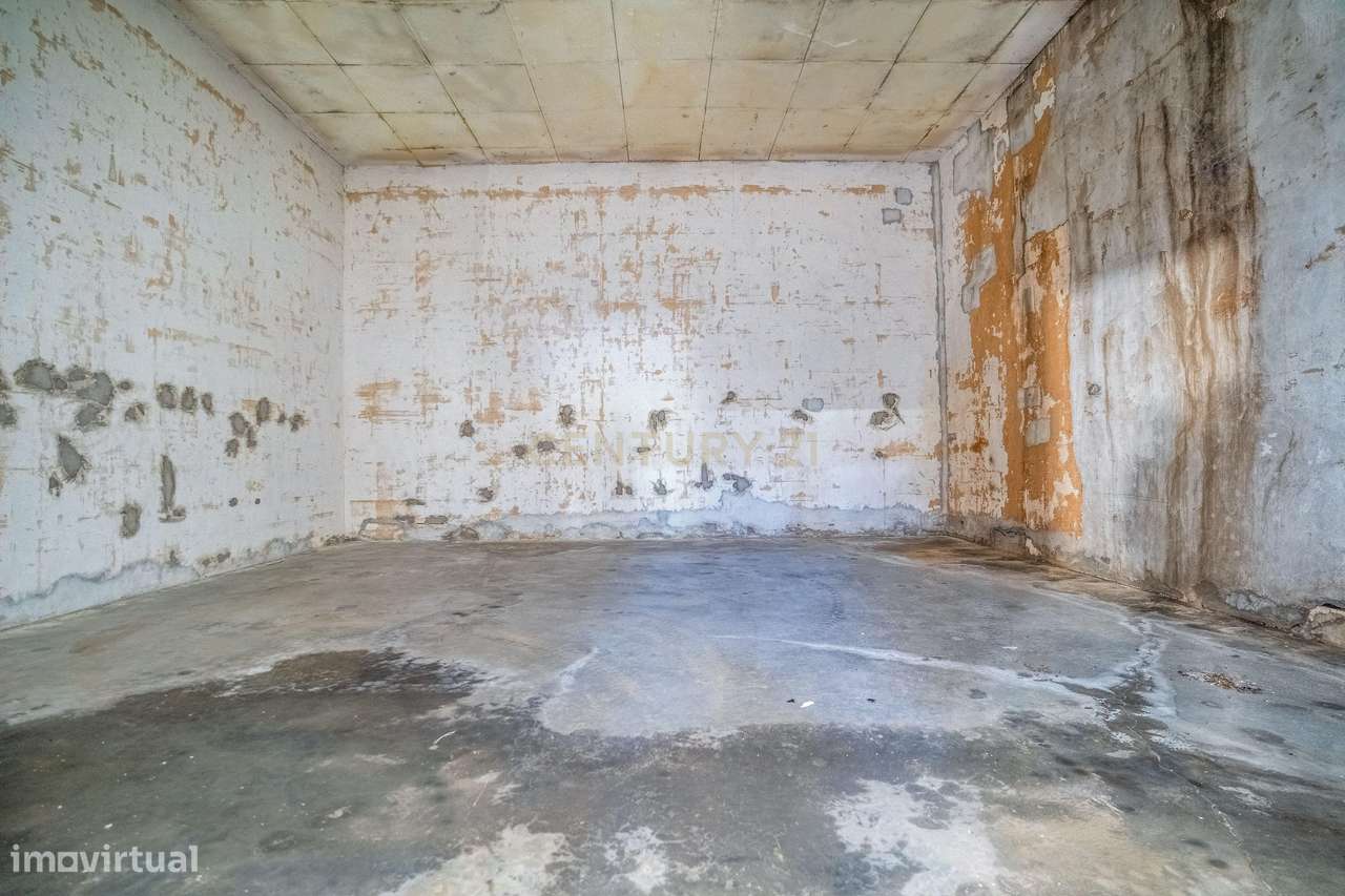 Moradia Bifamiliar com 2 Armazéns de Grande Dimensão-43