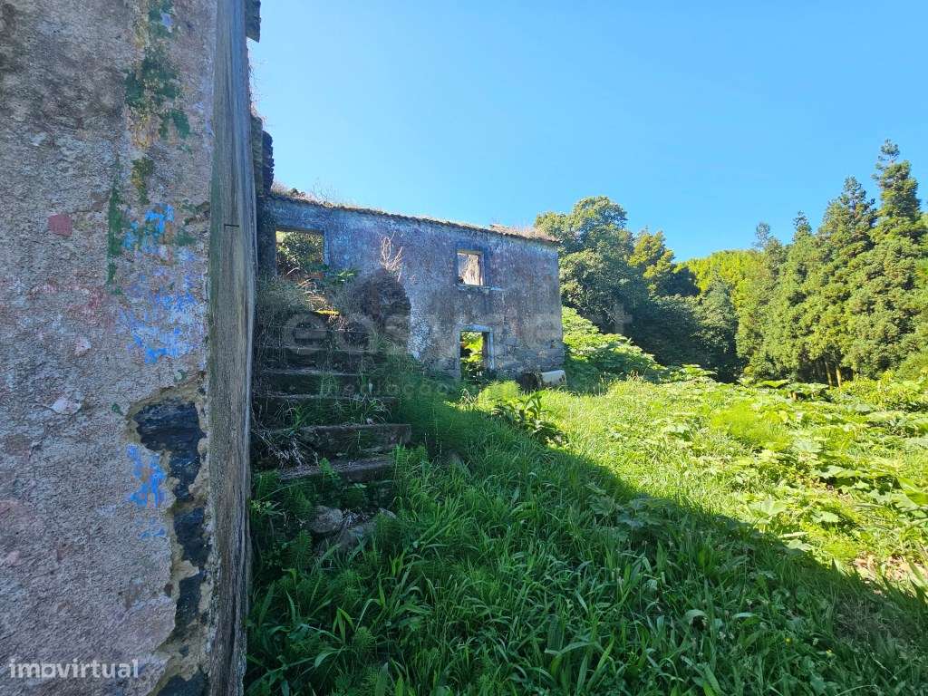 Terreno com ruina e vista mar- Remédios da Bretanha em S. Miguel - Grande imagem: 4/19