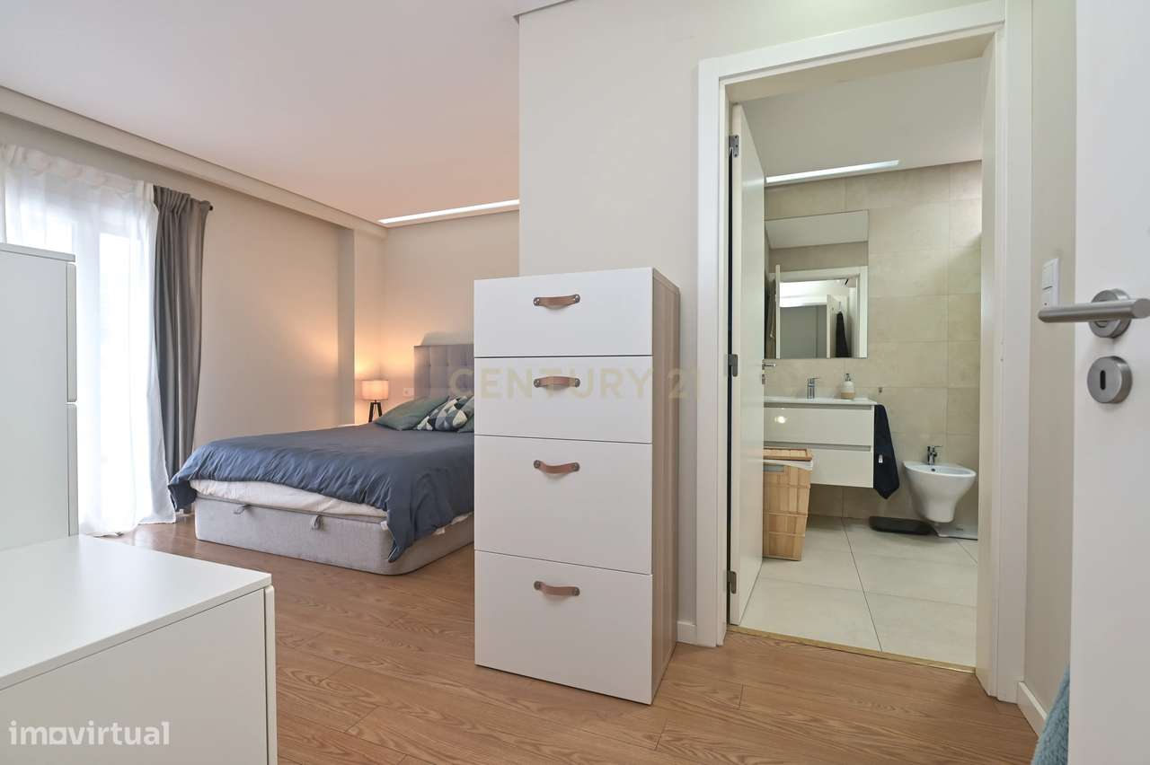 Elegante T2 com 2 Amplos Terraços e parqueamento  para Carro Elétrico-21