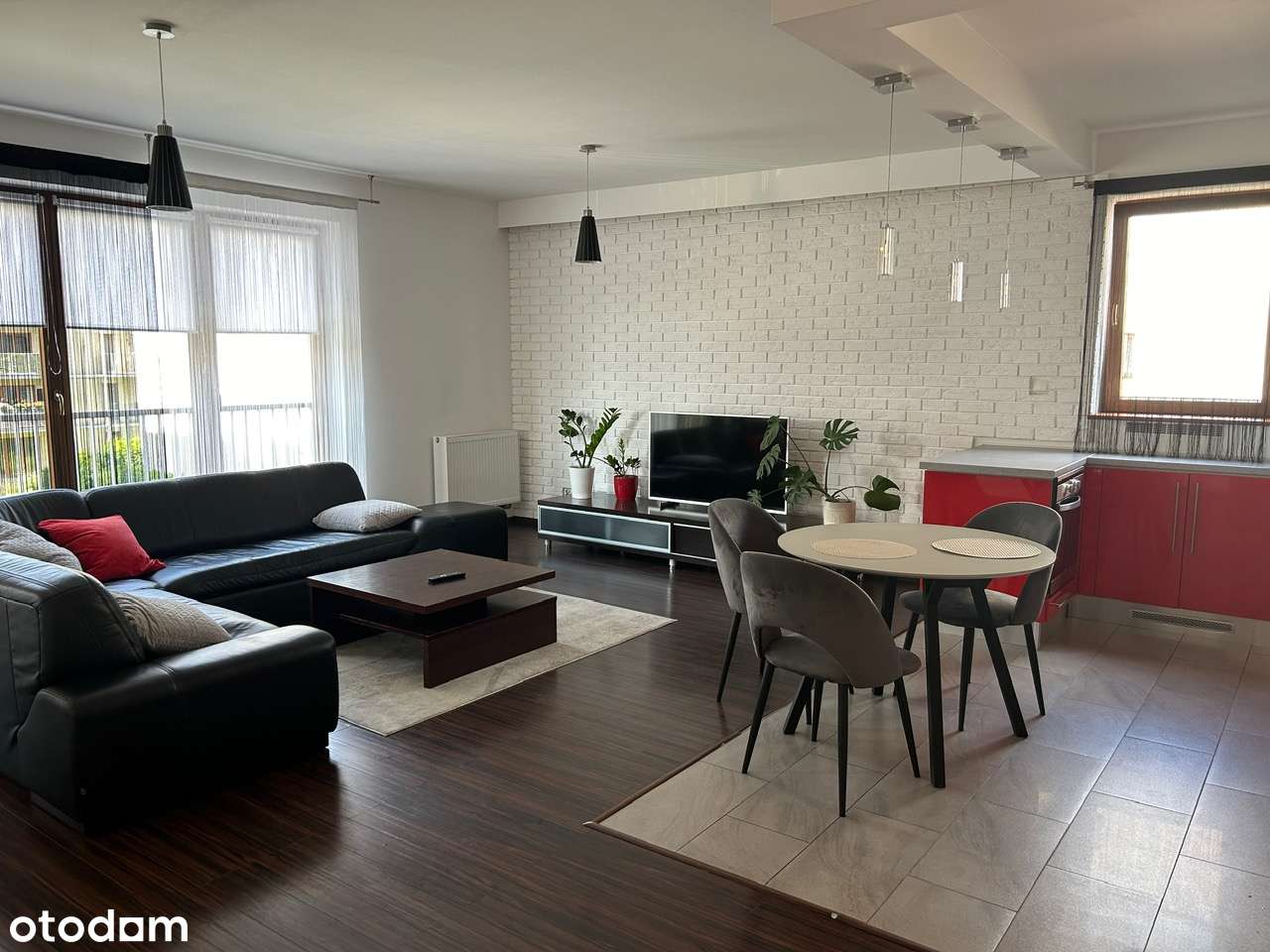 przestronne, wyposażone mieszkanie z balkonem-0