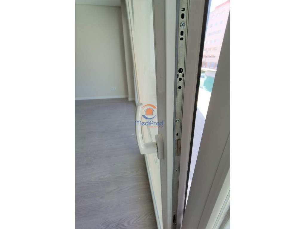 Apartamento T2, em condomínio privado, com BOX | Loures-9