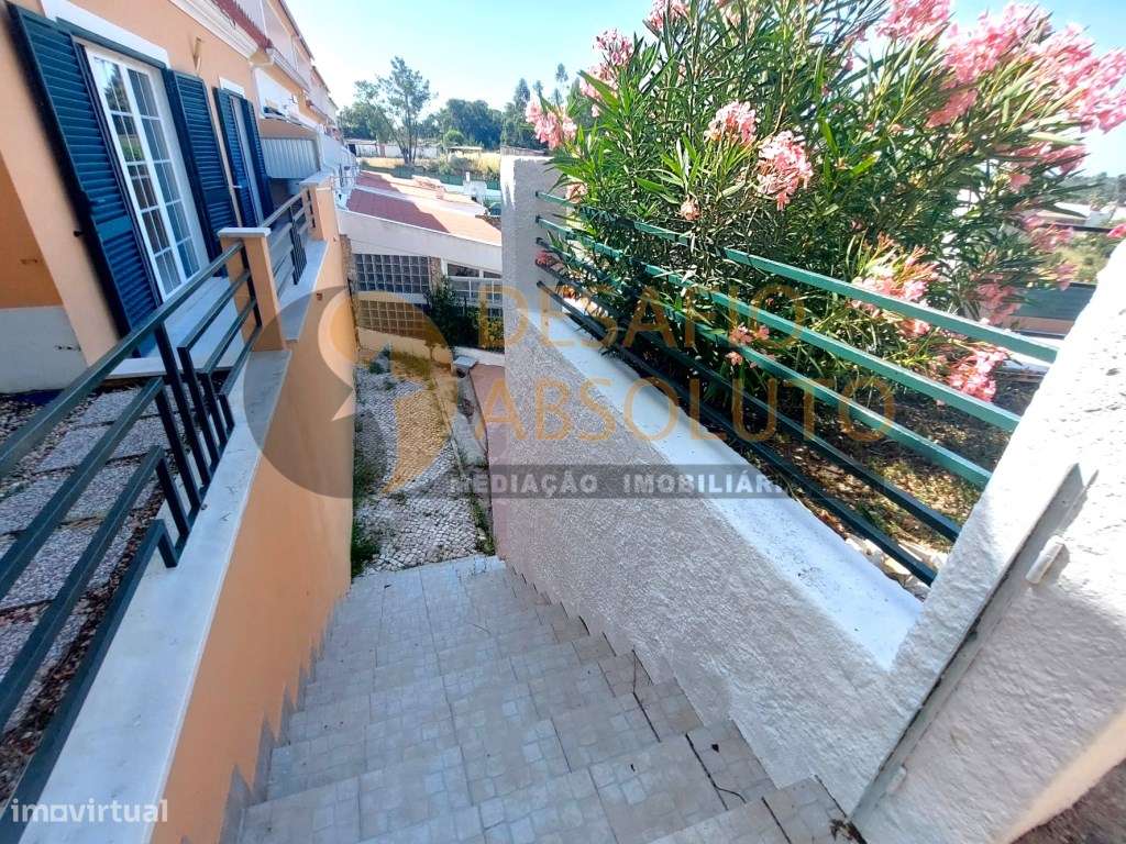Moradia em Banda T4 c/ Piscina e Garagem. Quinta da Serralheira - S...-35