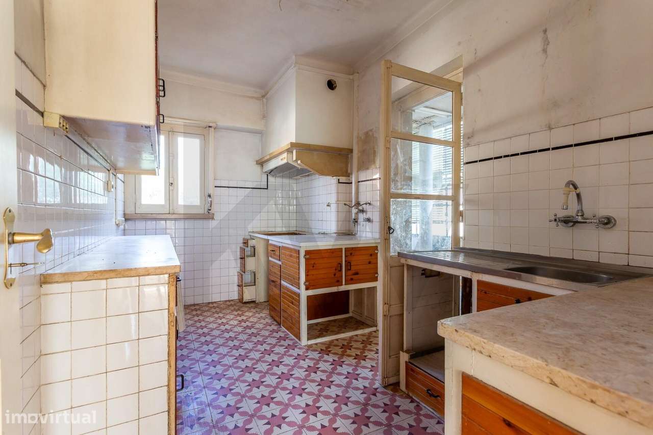 Moradia isolada para (sonhar e) remodelar | 300m2 área | Jardim à volt-10