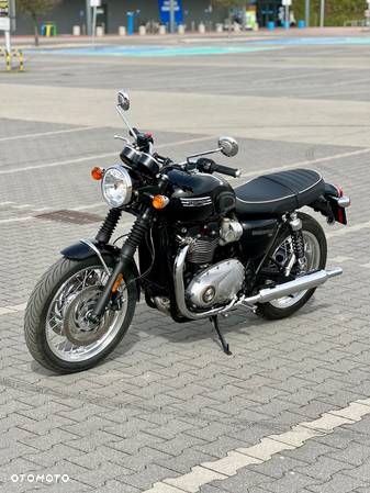 Triumph Bonneville - 1