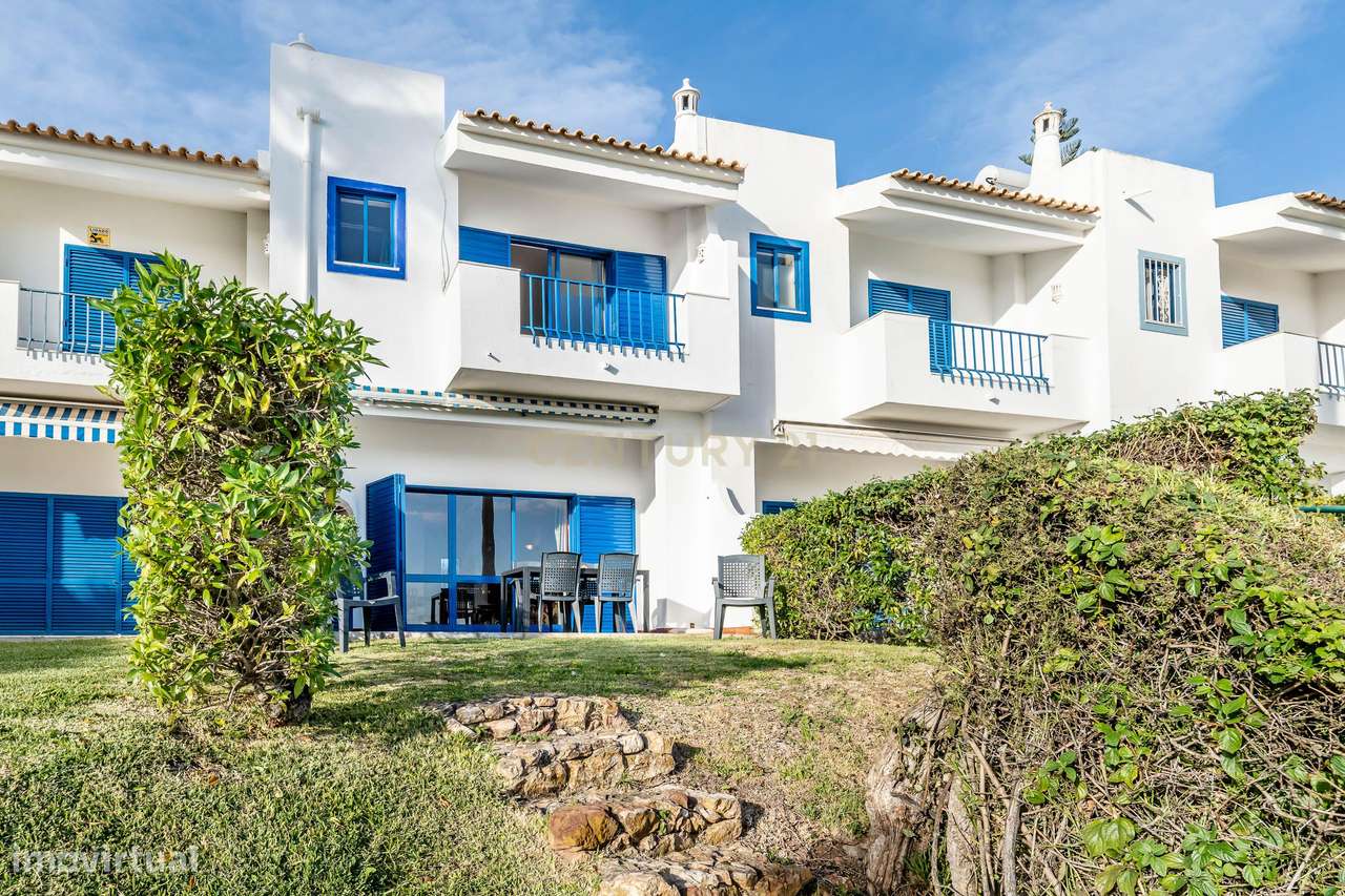 Moradia V2+1 com Piscina, Jardim Carport e Vista Mar em Localização Pr - Grande imagem: 3/43