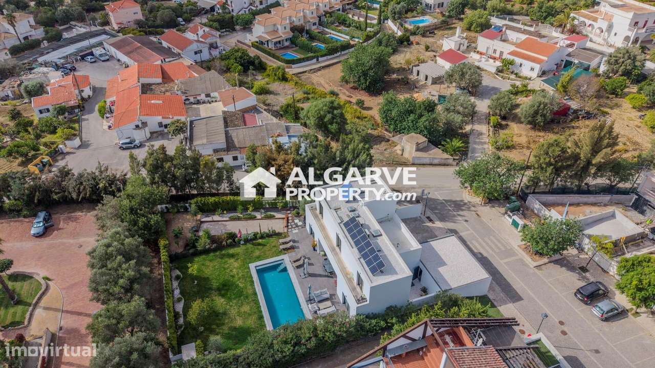 Moderna Moradia T4 com Piscina e Jardim em Almancil-32