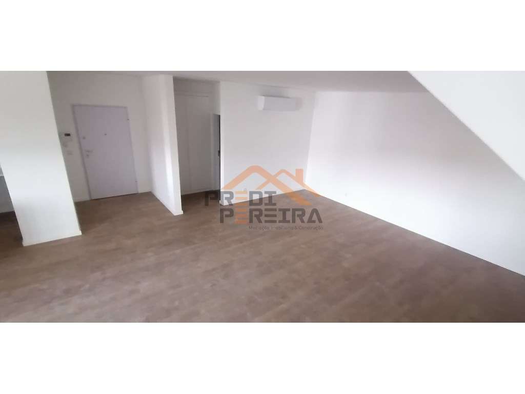 *Última fração disponível*
T3 duplex, situado na Quinta dos Fartos. - Grande imagem: 4/29