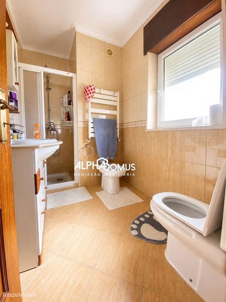 Moradia T4 com Suite, Sotão, Garagem e Espaço Exterior em Valença-5