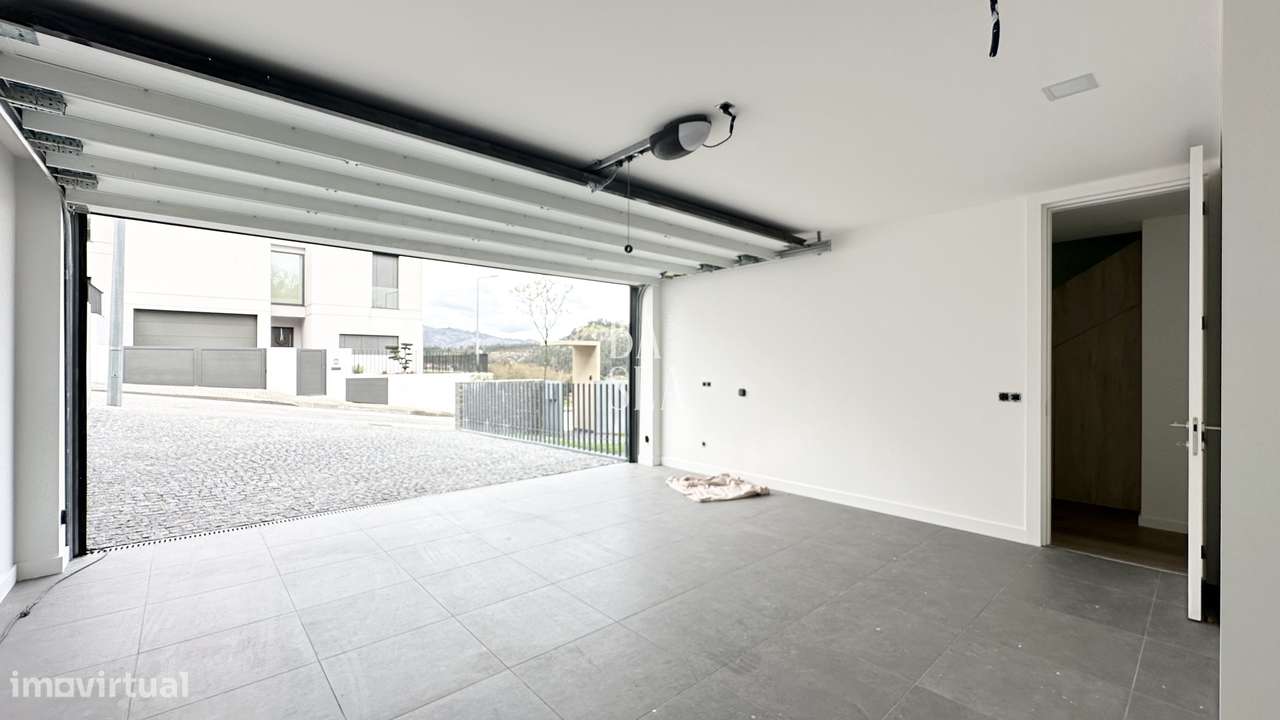 Moradia nova  de gaveto com 3 suítes em Lanhoso Póvoa de Lanhoso-9