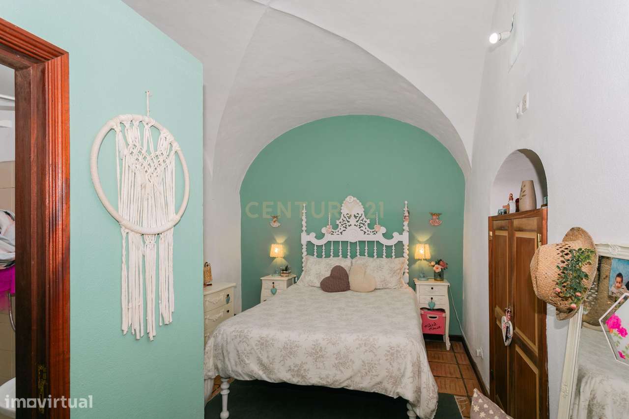 Rés-do-Chão de Moradia T4 com 4 suítes no centro de Mourão - Alentejo-13