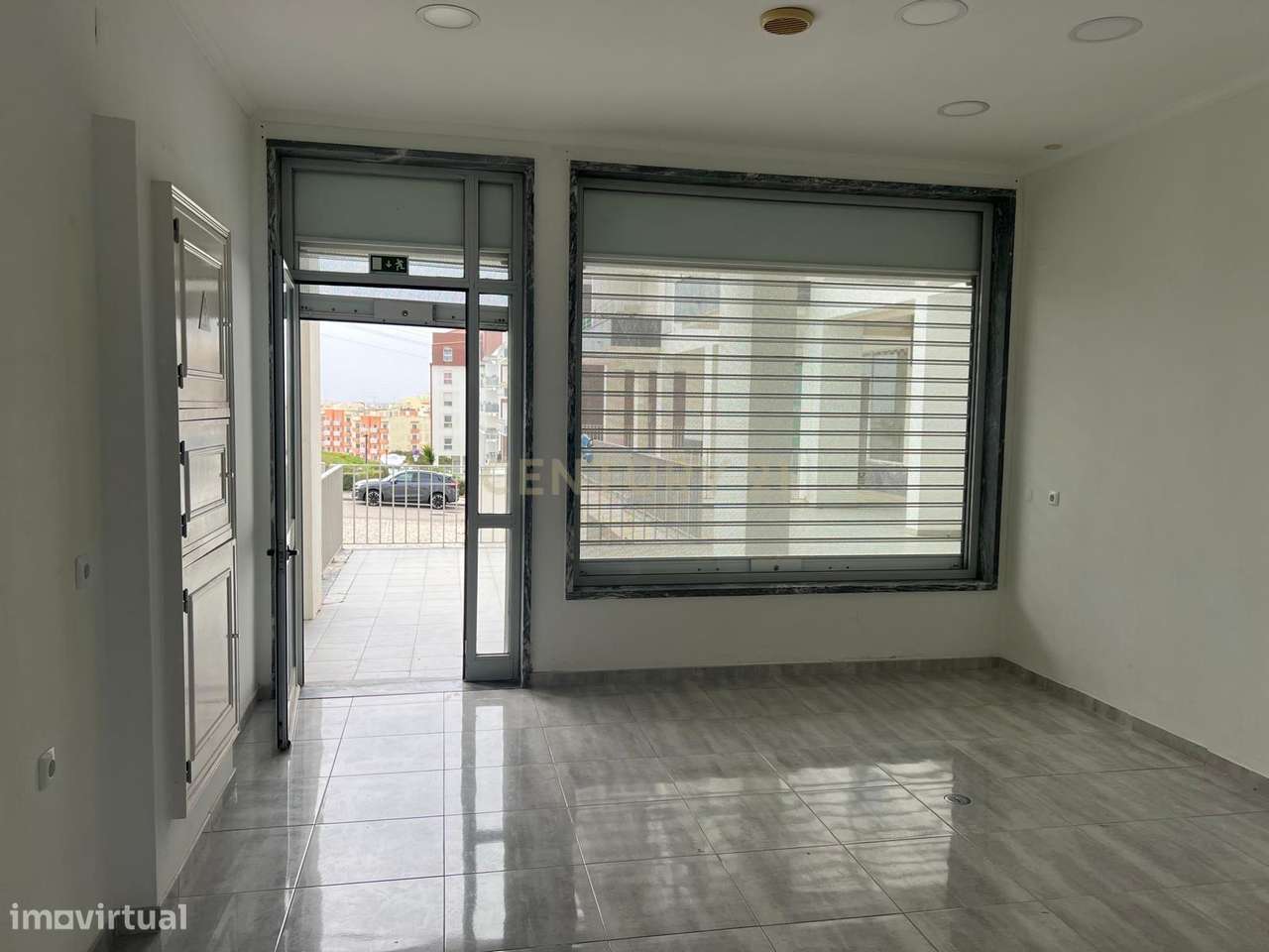 Loja para venda em Porto Salvo com varanda-9