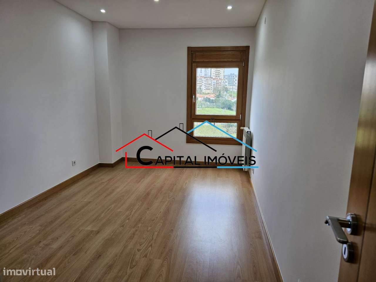 T3 com 4 Parqueamentos e Vista Desafogada-21