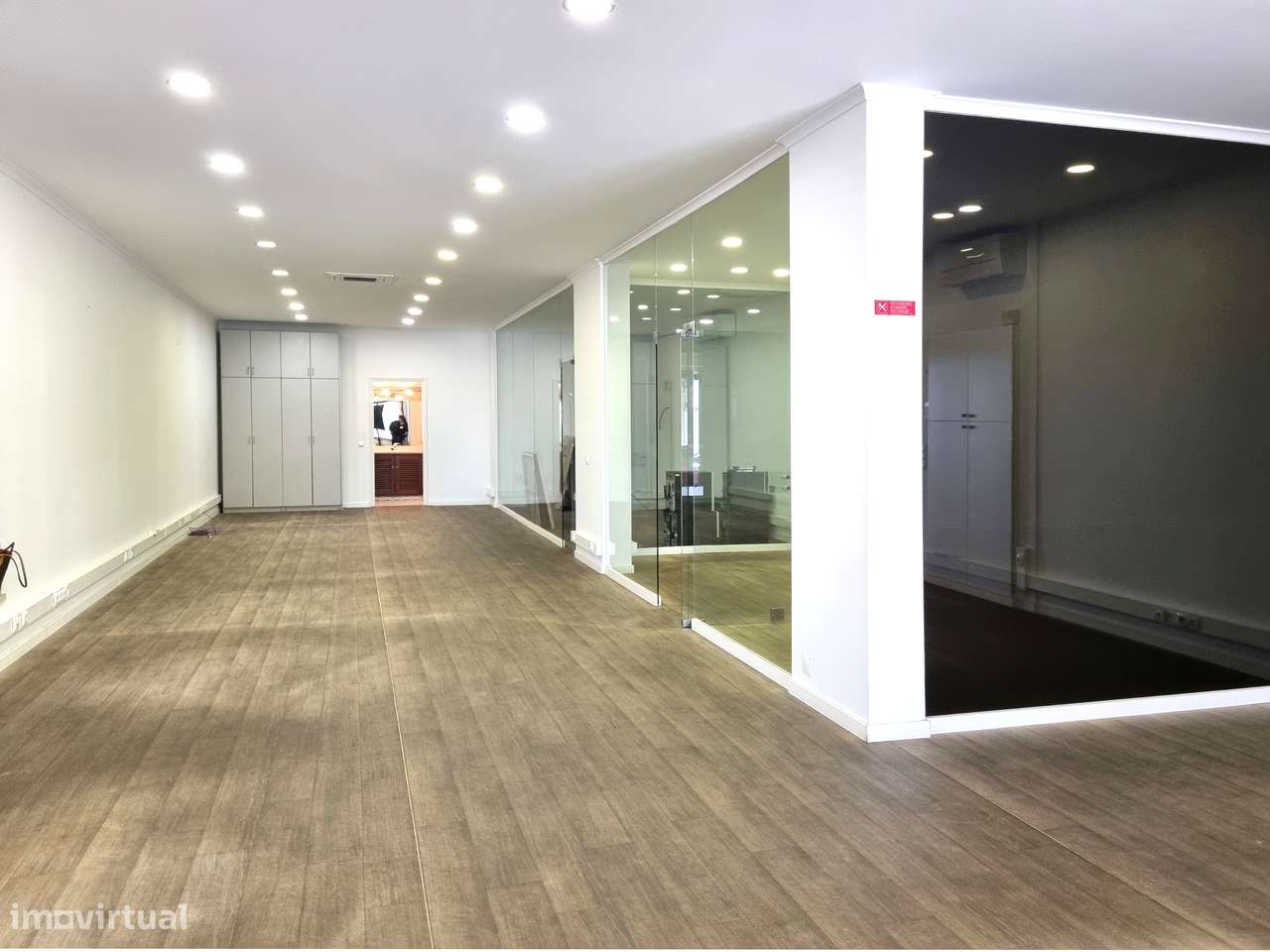 Arrenda-se loja na Av. 25 de Abril nº 722, Edifício Sol de Cascais. - Grande imagem: 3/13