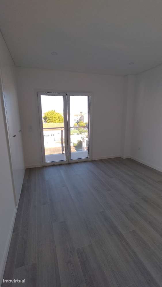T2 duplex com parqueamento e arrecadação.-2