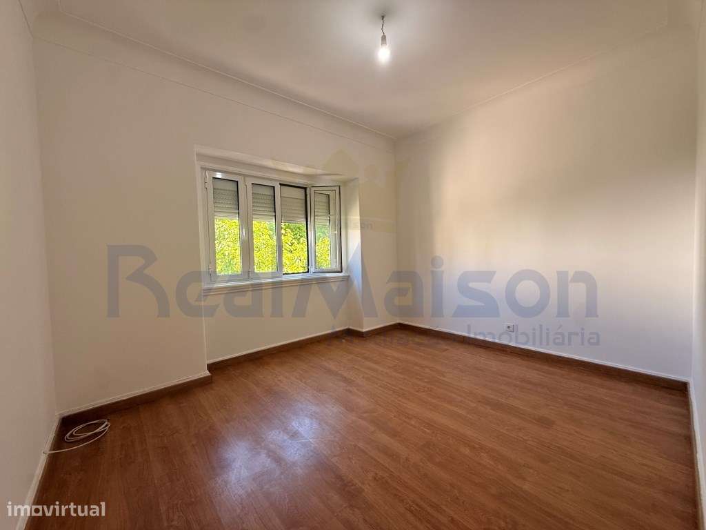 Vende-se T4 em Mem Martins - 500m da Estação-8
