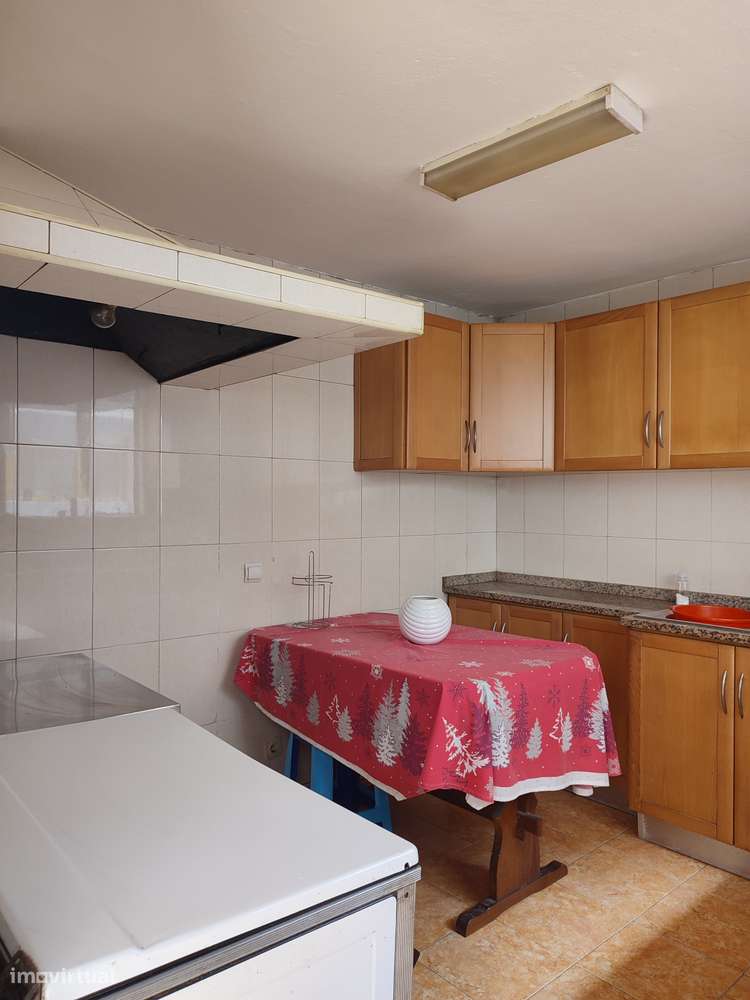 Moradia térrea com 4 frentes, garagem, anexos, jardim e bons acessos-42
