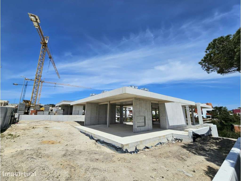 Lote com moradia iniciada a poucos passos da lagoa Óbidos - Grande imagem: 4/37