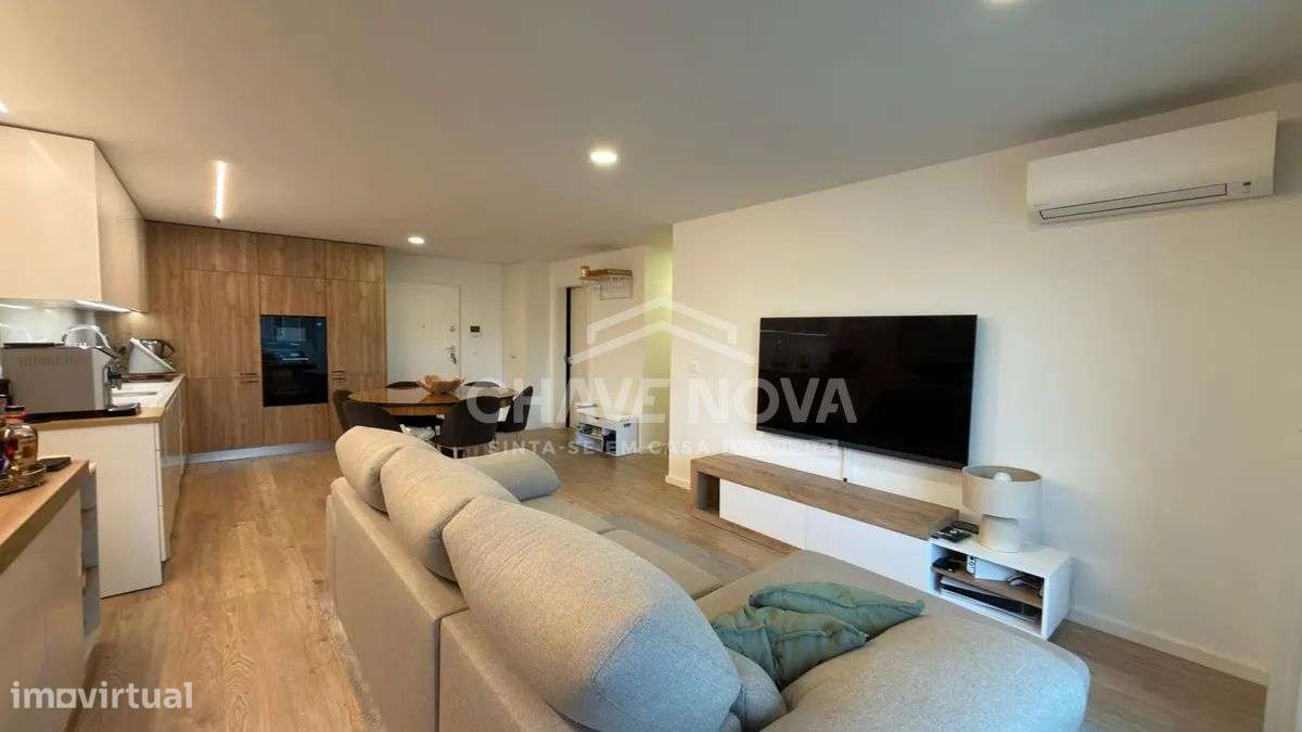 Apartamento T1+1 Como Novo c/ Lugar de Garagem em Santa Marinha (VL8)-8