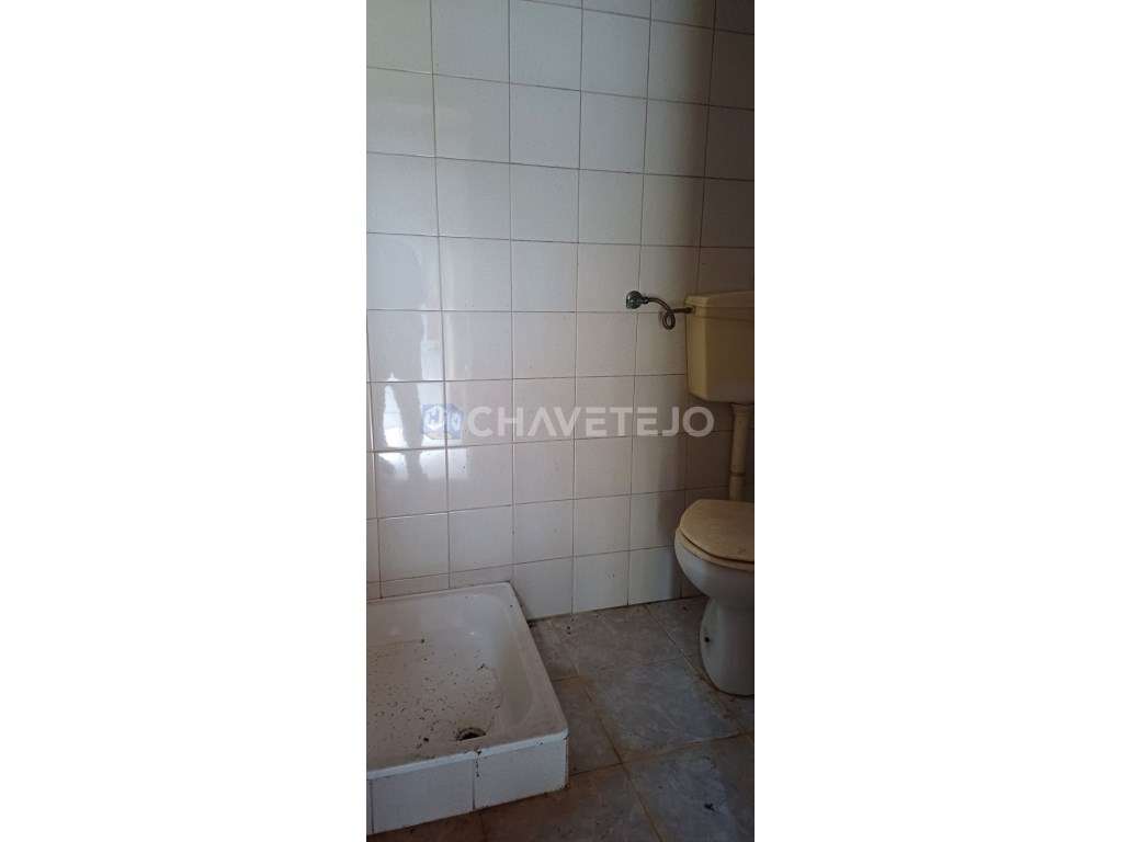 Casa Antiga Com Arrecadação e Terreno Para Recuperar, Cernache do B...-11