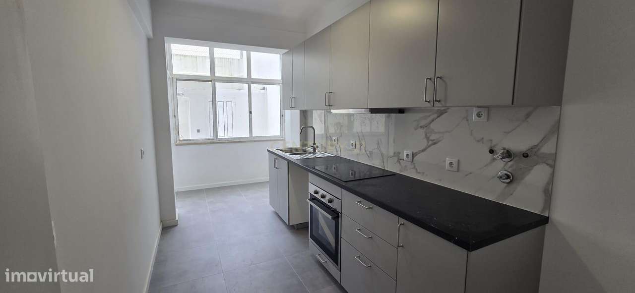 T3 em Almada com logradouro/ Excelente Localização-1