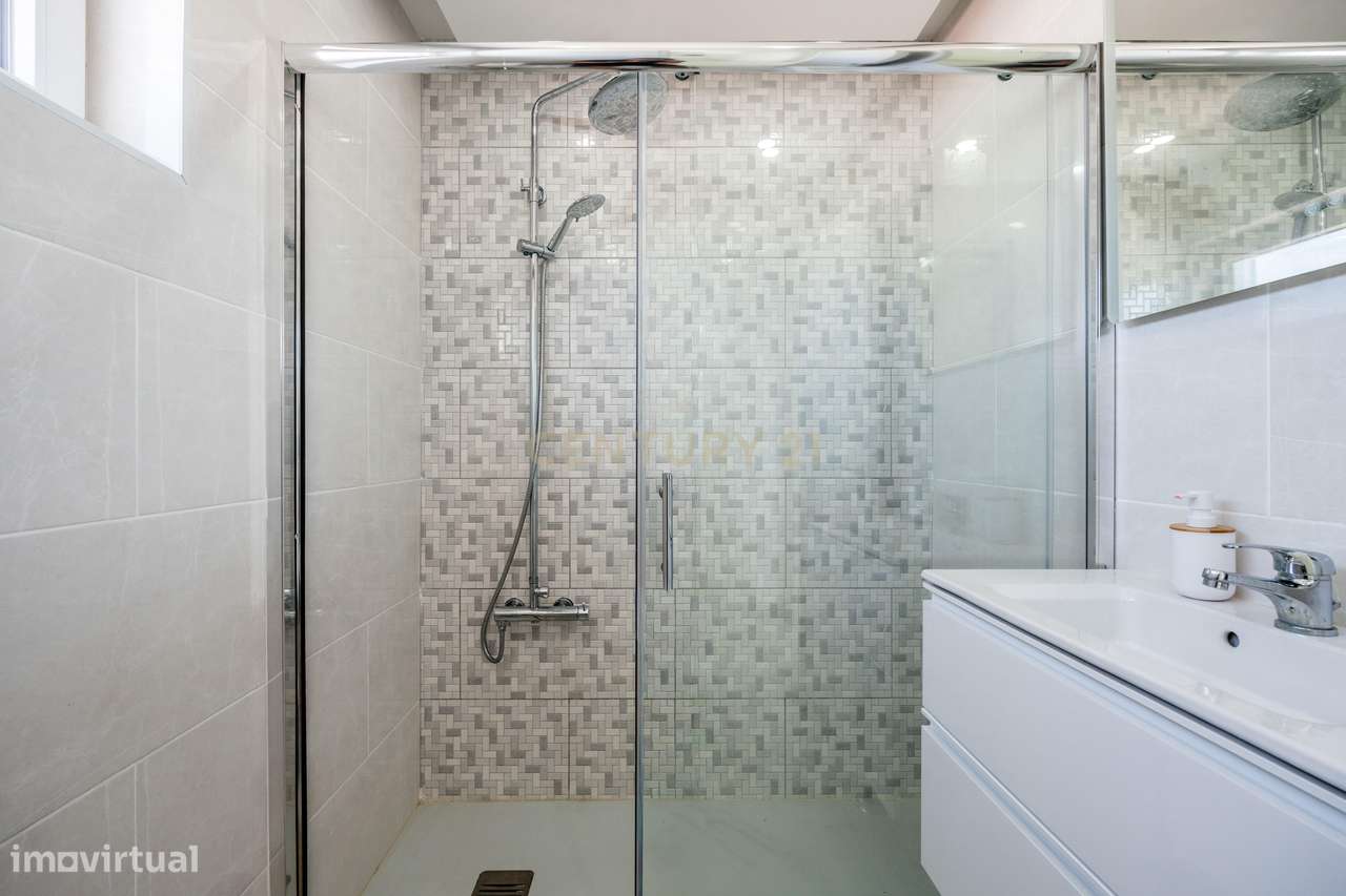 Exclusivo Apartamento T2 | Único Apartamento no 7º Piso | Vista Rio |-15