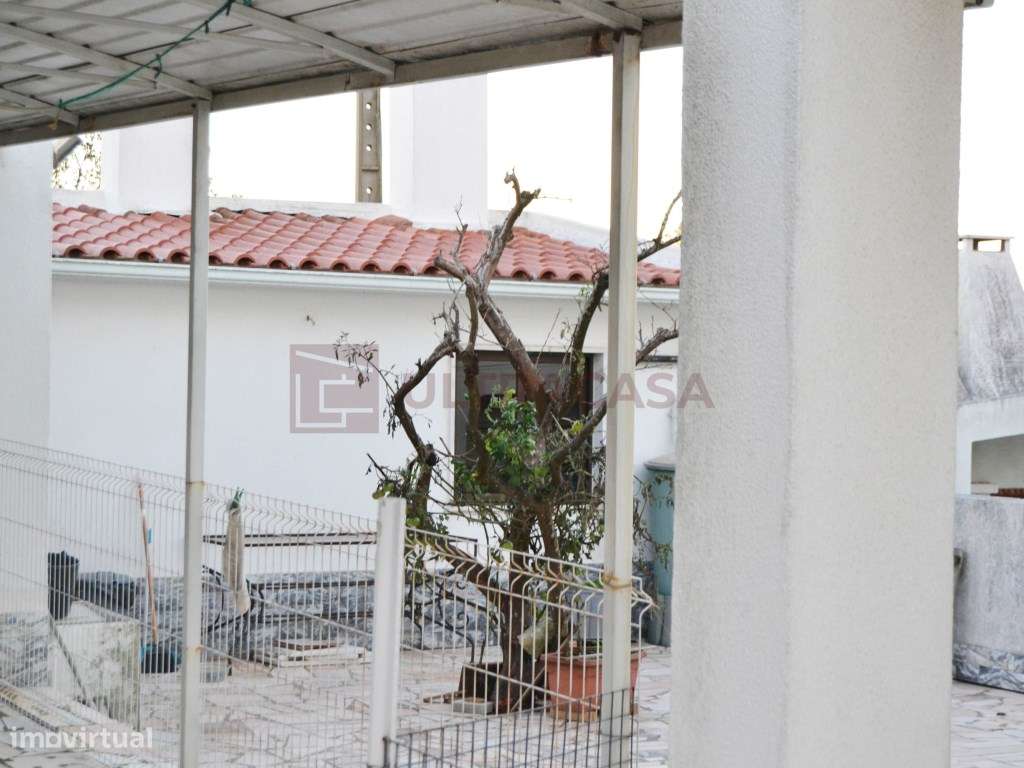 Vende-se excelente Moradia V7 com Jardim, Terraço e Garagem em Algu...-28