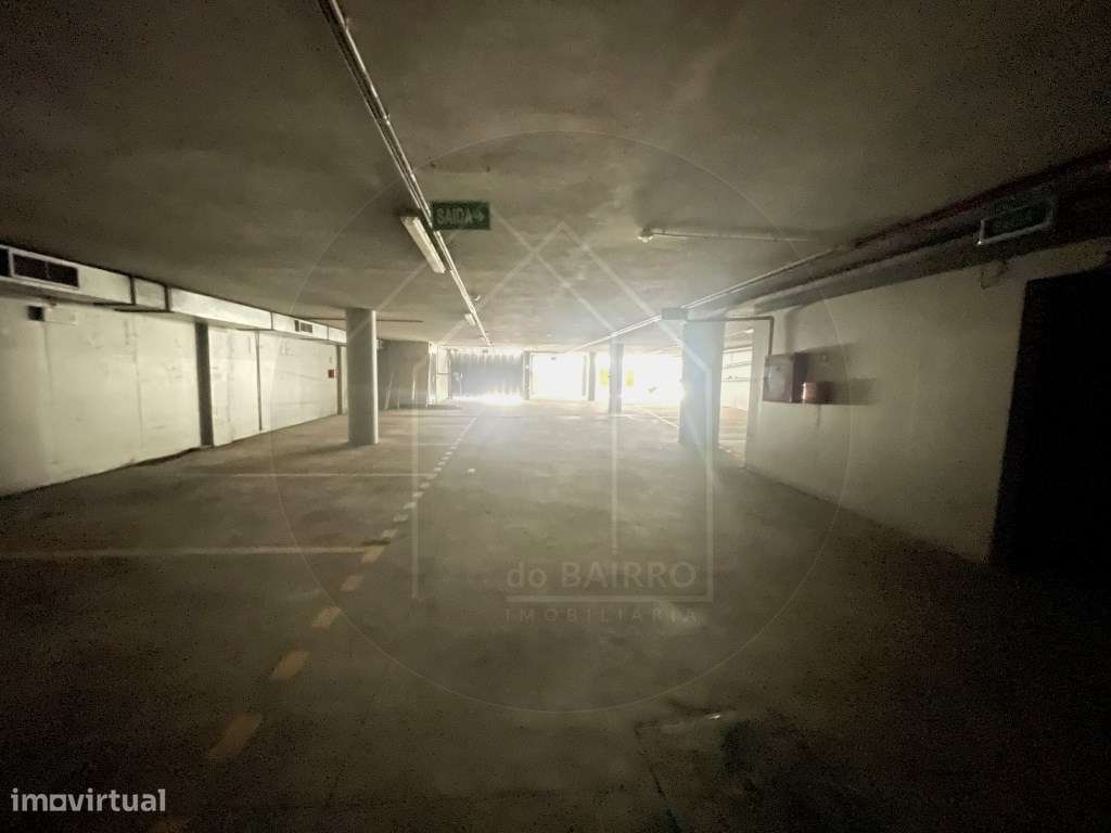 Prédio Urbano no Centro da Maia Potencial para Serviços ou Habitação-26