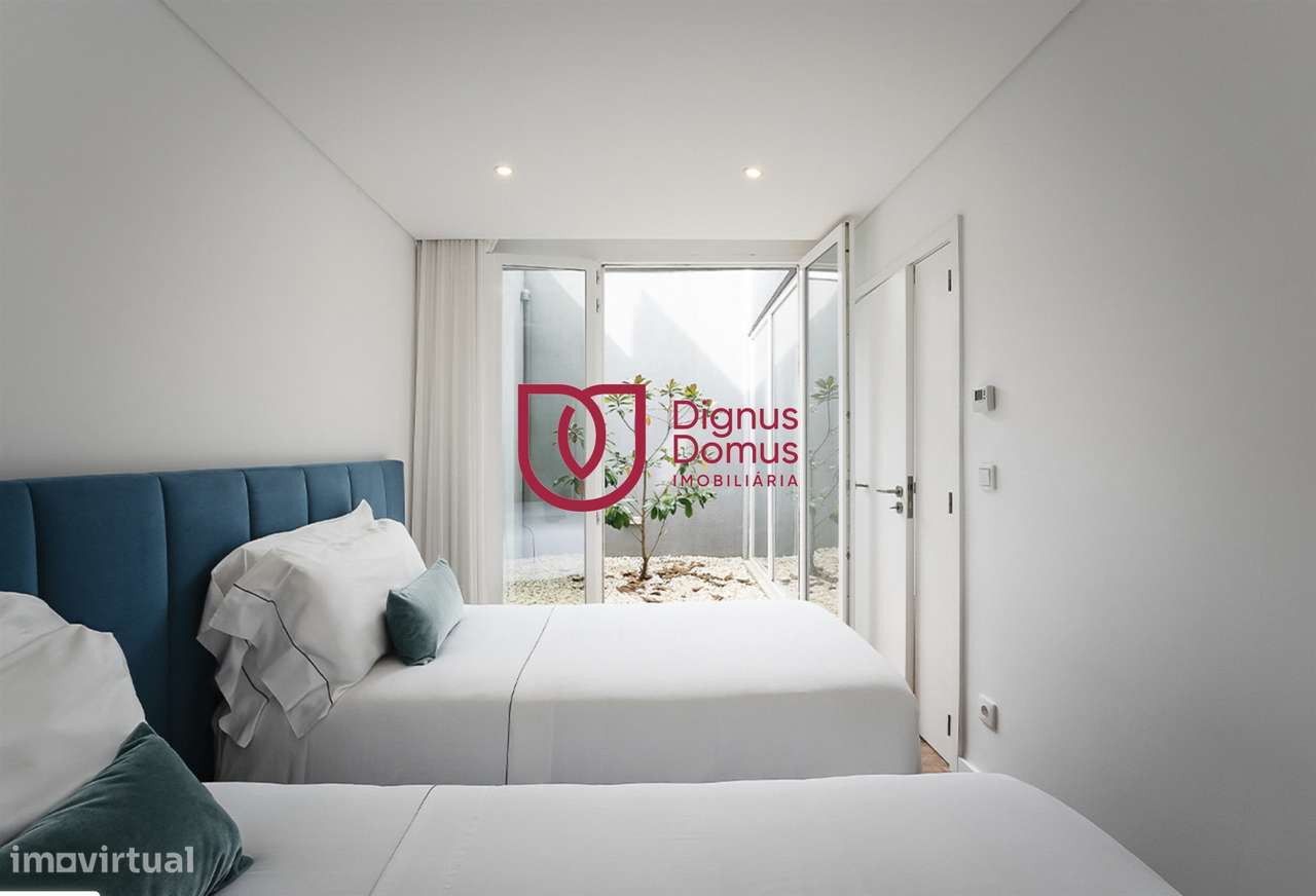 Duplex Renovado com Logradouro e Rendimento Garantido — Porto Centro-1