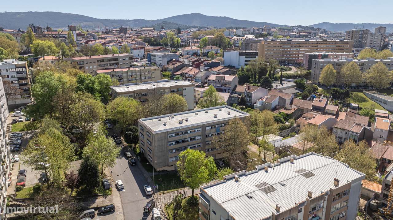 Apartamento T3 renovado no centro de Braga-24