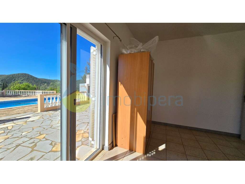 Moradia V4 com piscina e uma vista deslumbrante-9