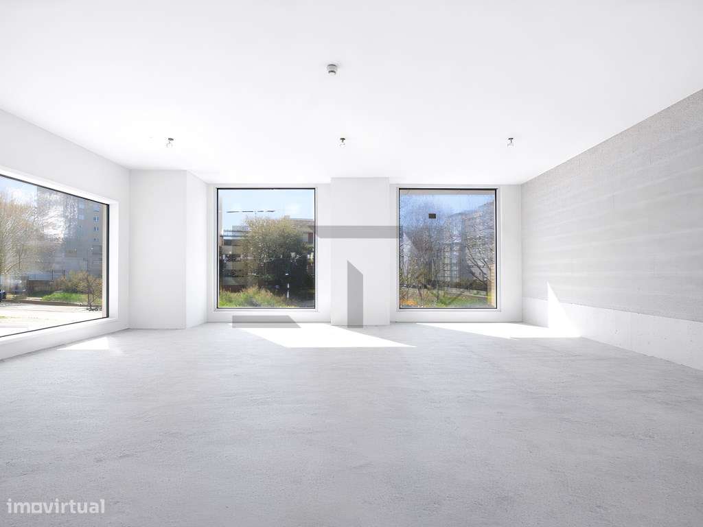 Fantástica Loja com 2 Pisos e Montras Altas Para Arrendamento, Pron... - Grande imagem: 2/26