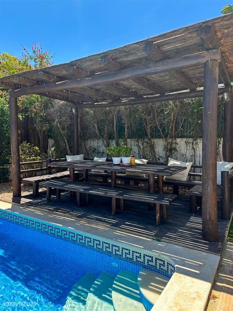 Moradia T5 com piscina e jardim a poucos metros da Praia do Alemão – A-3