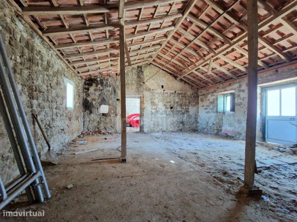 Moradia térrea com logradouro e pátio em São Pedro da Cadeira. - Grande imagem: 4/10