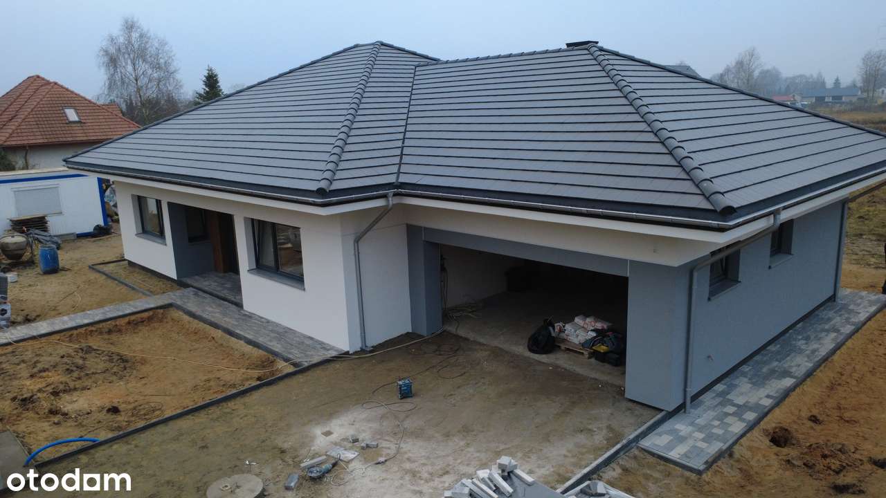 Nowoczesny dom parterowy z podwójnym garażem w zacisznej okolicy - Pełny obrazek: 3/16