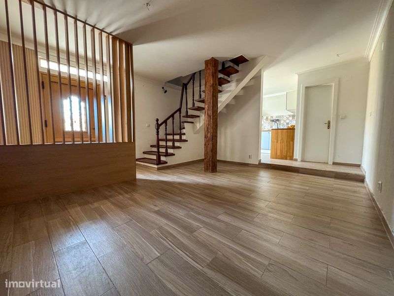 Moradia T2+1 em Queijas com 3 pisos, terraço e varanda - Grande imagem: 4/12