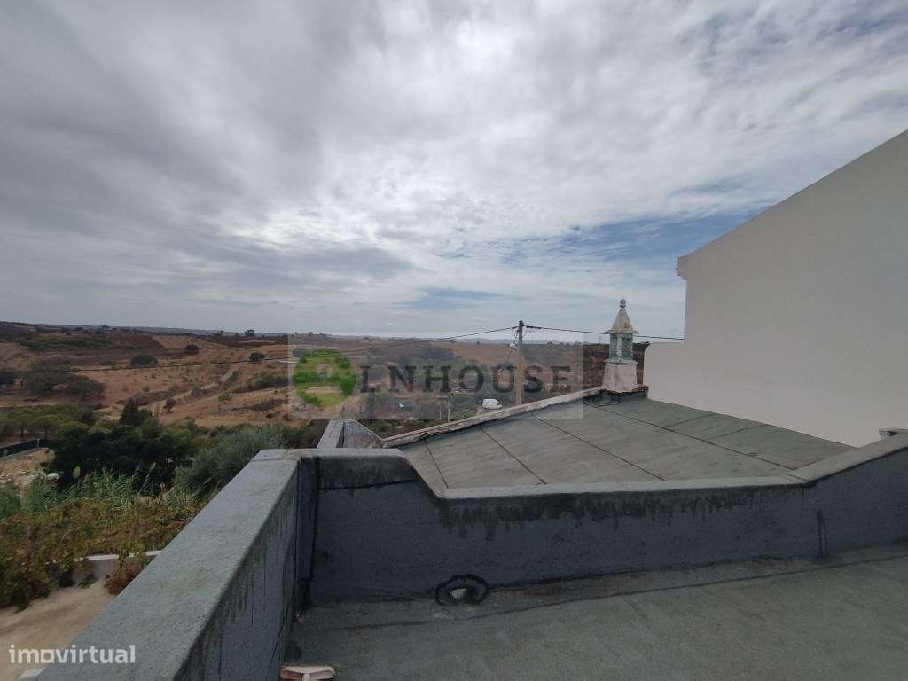 Moradia térrea T2 em remodelação com garagem, pátios e horta, Odele...-34