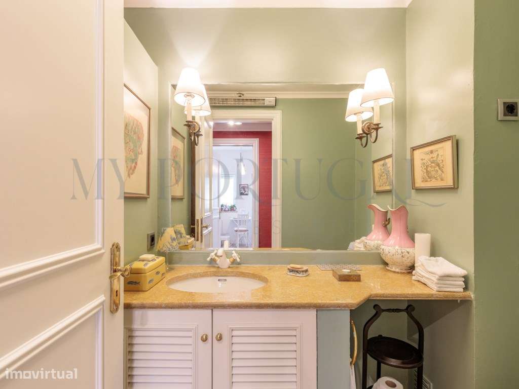 Elegância e História no Estoril: T2 com Vista Piscina no Condomínio...-10