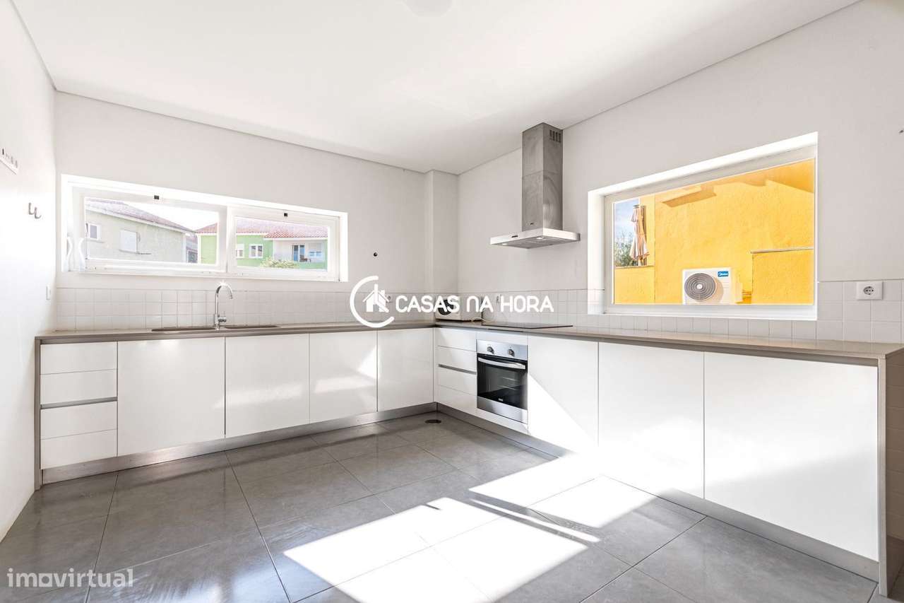 Moradia T3+T1  na Rua João das Regras, junto à Avenida de Sintra.-6
