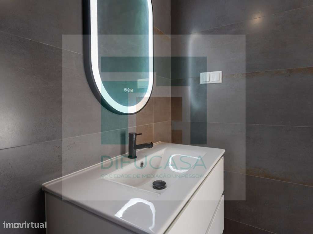 Moradia T3 geminada localizada centro Fernão Ferro - Grande imagem: 5/28